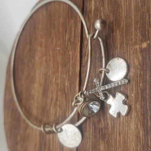B2426 crystal cross‎ charm bracelet - Picture 1 of 2
